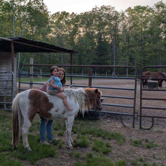 Meet your Posher, Nicole - Picture 4 of 4